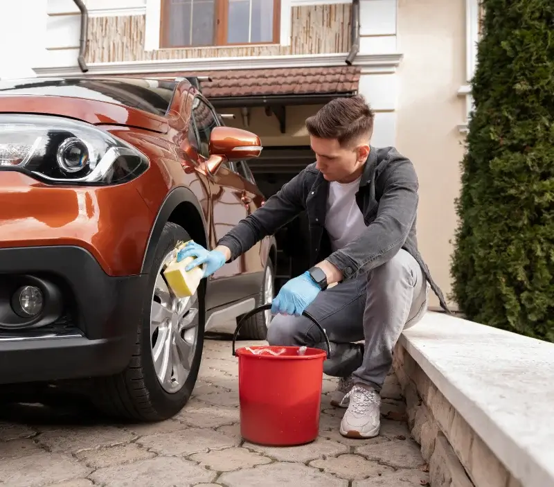 Lavage auto à domicile Bazus : professionnel intervenant sur un véhicule